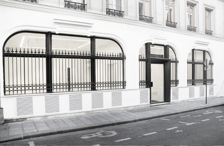 Large Showroom Rue Froissart - Image 1