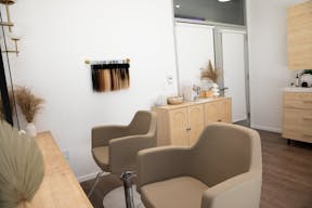 Chair for Rent in Beautiful Salon Suite - Image 1