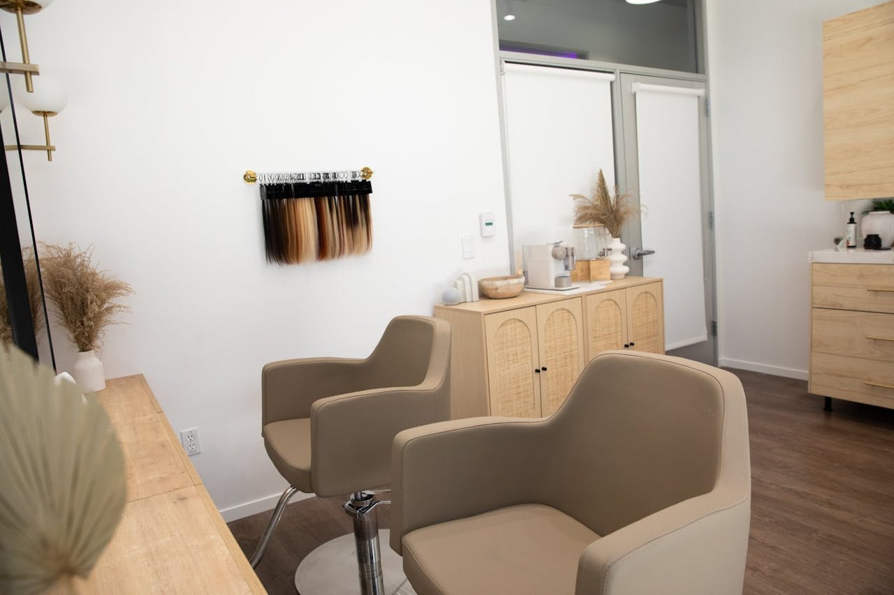 Chair for Rent in Beautiful Salon Suite - Image 1