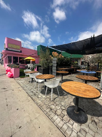 Prime corner space on Melrose - best pop up space in LA. - Image 2