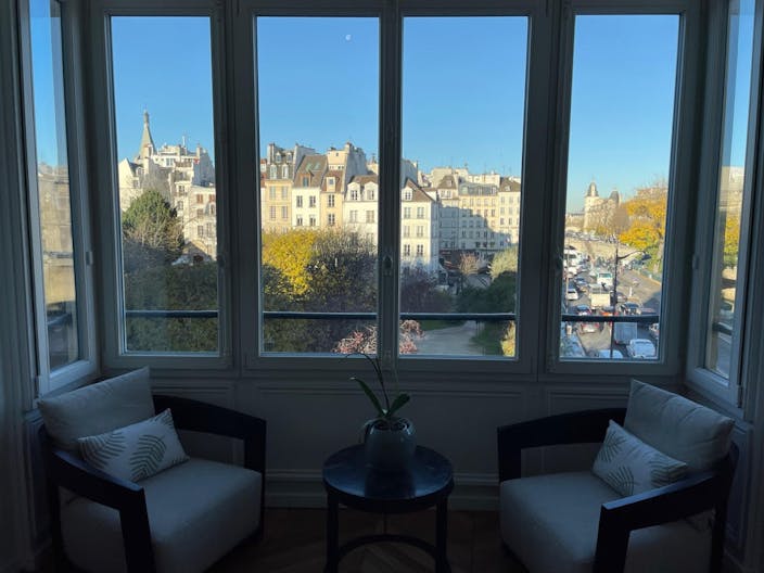  Magnificent apartment with exceptional view of Notre Dame - Image 4