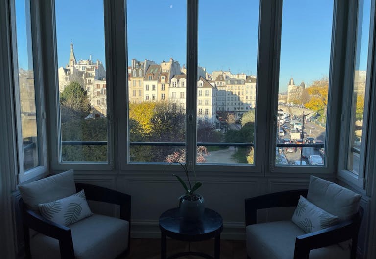  Magnificent apartment with exceptional view of Notre Dame - Image 4