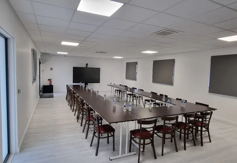 Salle à louer 80m2 proche des axes routiers (Marseille, Aix en Provence, Vitrolles, Marignane) - Image 0