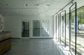 Striking Corner Space on Karl-Liebknecht-Straße with Full-Glass Frontage - Image 7