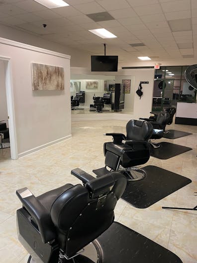Vibrant Salon Space in Kiln Creek - Image 2