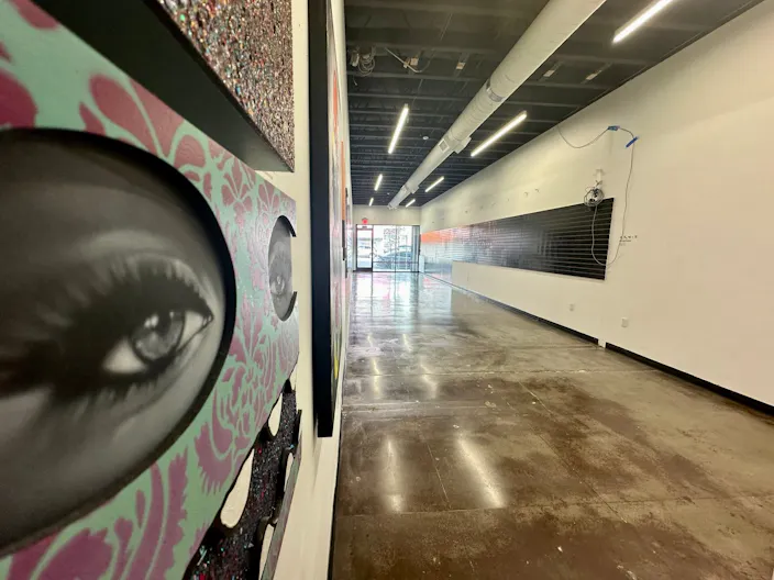 Melrose ave. New build, central location, high ceiling, multi purpose space - Nestled among luxury brands like Gucci and streetwear hotspots - Image 4