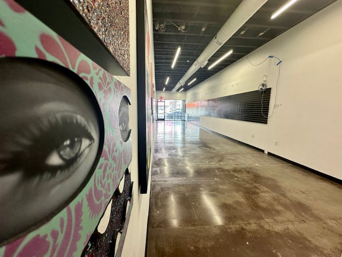 Melrose ave. New build, central location, high ceiling, multi purpose space - Nestled among luxury brands like Gucci and streetwear hotspots - Image 4