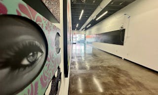 Melrose ave. New build, central location, high ceiling, multi purpose space - Nestled among luxury brands like Gucci and streetwear hotspots - Image 4