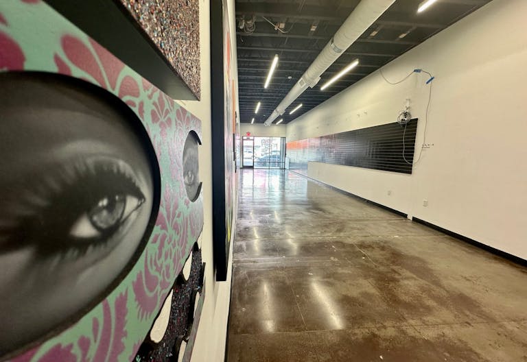 Melrose ave. New build, central location, high ceiling, multi purpose space - Nestled among luxury brands like Gucci and streetwear hotspots - Image 4