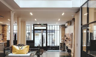 Showroom space under glass roof with natural light - Image 5