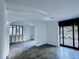 Prestigioso spazio in edificio d'epoca, con 5 vetrine su strada - Image 3