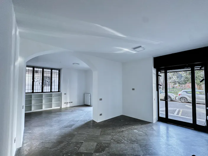 Prestigioso spazio in edificio d'epoca, con 5 vetrine su strada  - Image 3