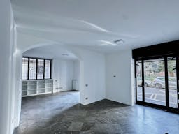 Prestigioso spazio in edificio d'epoca, con 5 vetrine su strada  - Image 3