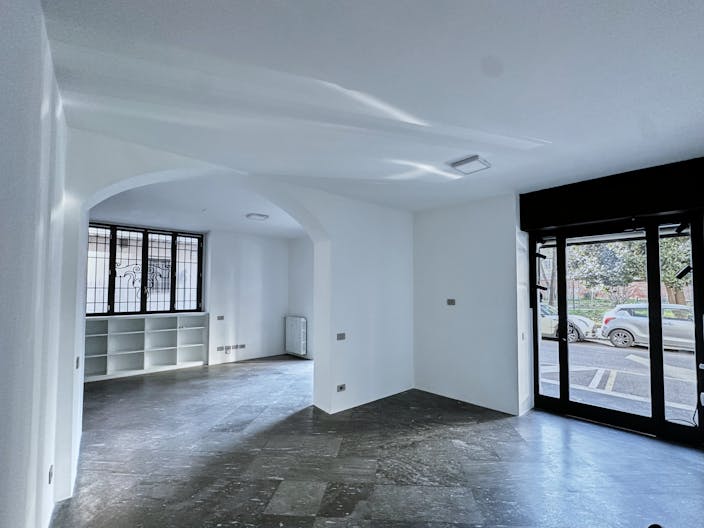 Prestigioso spazio in edificio d'epoca, con 5 vetrine su strada  - Image 3