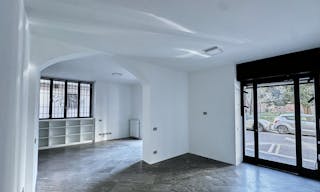 Prestigioso spazio in edificio d'epoca, con 5 vetrine su strada - Image 3