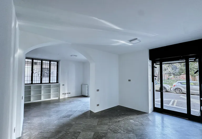 Prestigioso spazio in edificio d'epoca, con 5 vetrine su strada - Image 3