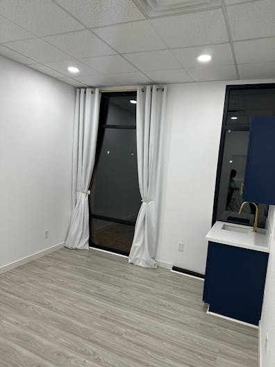 Newly renovated Private Suite for rent in Beauty Salon - Image 3