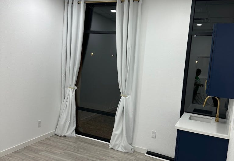 Newly renovated Private Suite for rent in Beauty Salon - Image 3