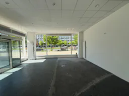 High-Traffic Retail Space Near Alexanderplatz - Image 1