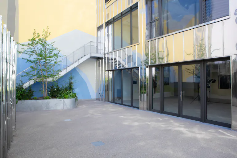 Puristic Art Gallery with beautiful Garden  - Image 3