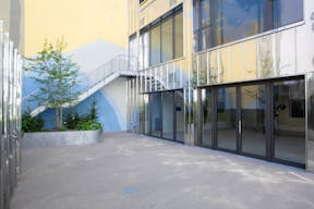 Puristic Art Gallery with beautiful Garden - Image 3