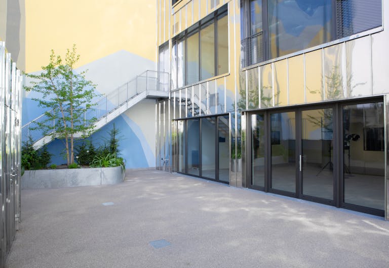 Puristic Art Gallery with beautiful Garden - Image 3