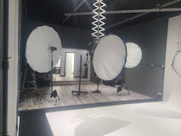 Photography Studio - Fully Equipped and Managed With Cyclorama Wall - Image 6