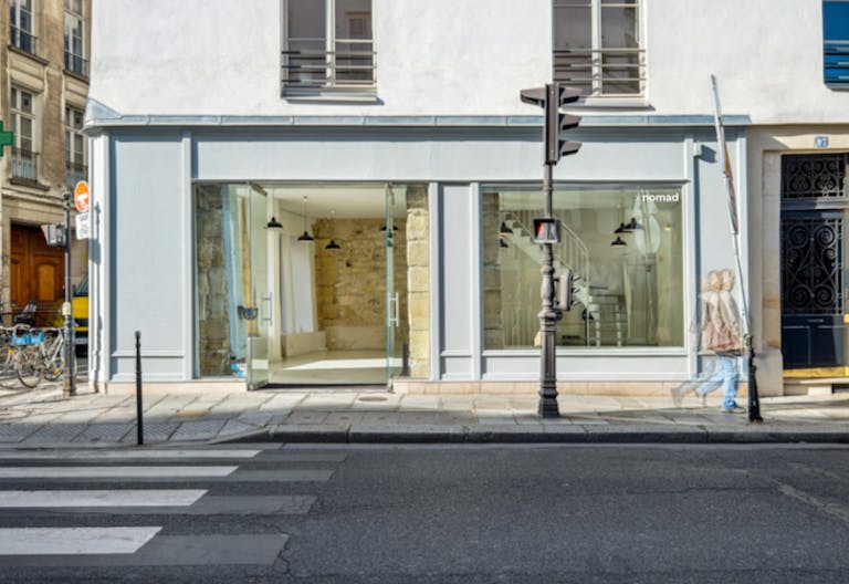 Corner space on Rue de Turenne - Image 0