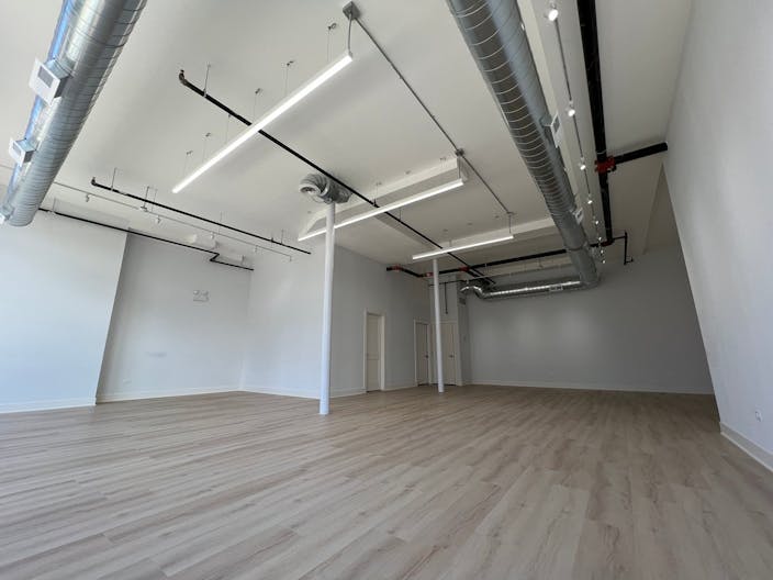 Minimal & Versatile White Wall Gallery Storefront perfect for Art Exhibitions, Pop-Up Shops, and Events - Image 2