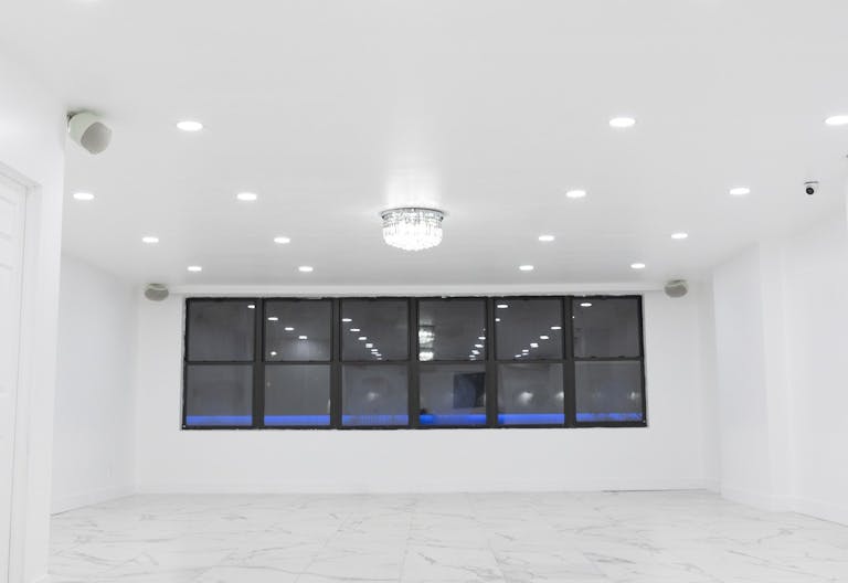Modern Bright Open White Canvas Space in a prime location - Image 3
