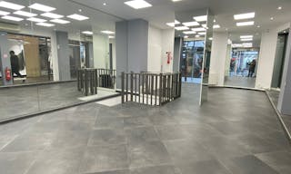 Exciting Pop-Up Store Opportunity in the Heart of Paris! - Image 1