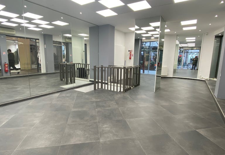 Exciting Pop-Up Store Opportunity in the Heart of Paris! - Image 1