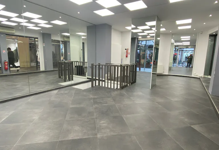 Exciting Pop-Up Store Opportunity in the Heart of Paris! - Image 1