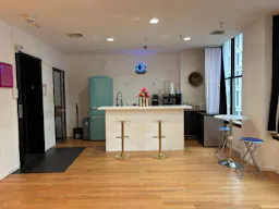 Entire Floor in SOHO with 2 extra rooms! - Image 18