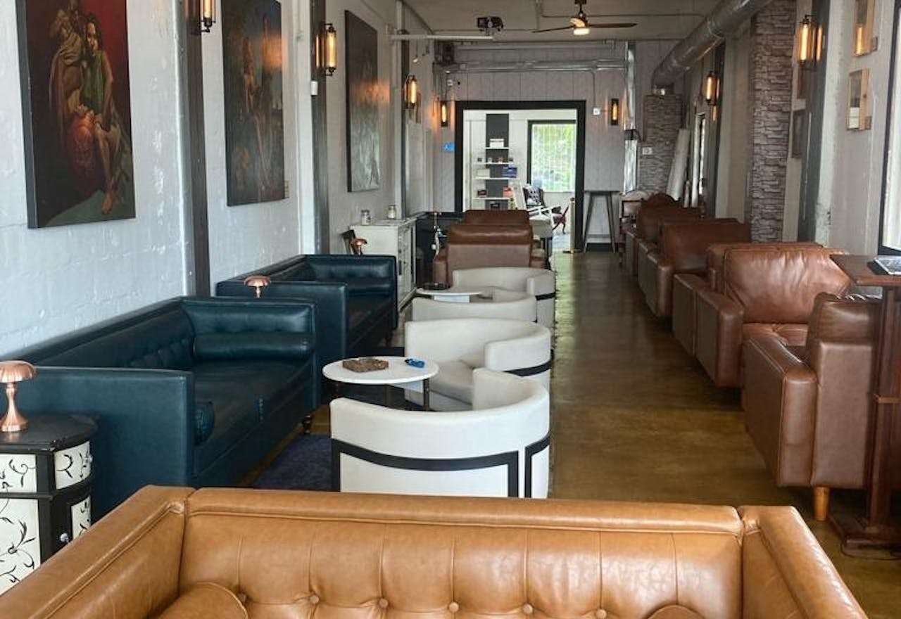 Elegant lounge in the heart of Little Havana - Image 1