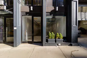 Beautiful White Box in Tribeca - Image 2