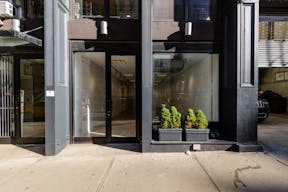 Beautiful White Box in Tribeca - Image 2