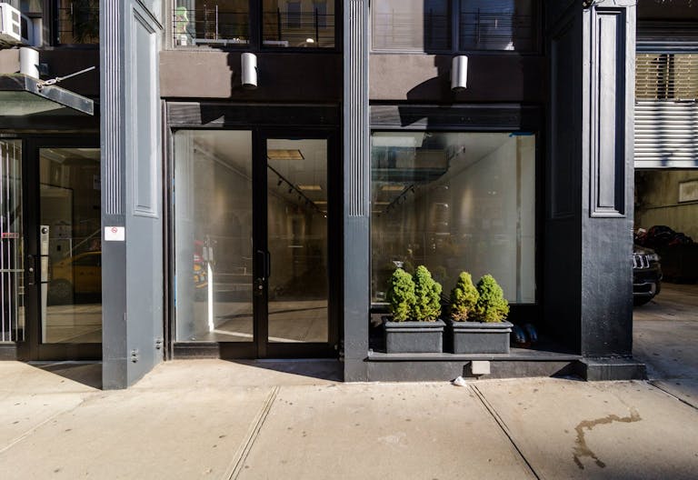 Beautiful White Box in Tribeca - Image 2