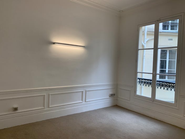 Parisian Showroom in the 7th Arr. - Image 3