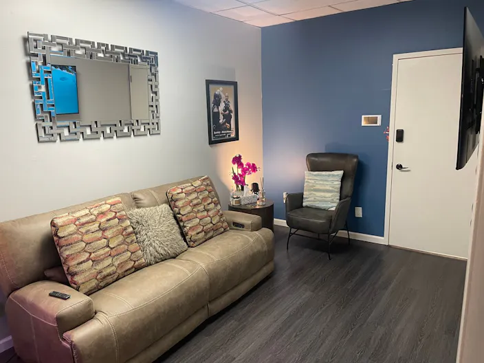 Modern Office Space in Astoria Queens ? Perfect for Meetings, Filming, or Therapy - Image 0