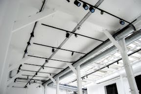 Showroom sous verrière de 200m2, dans le quartier vibrant du 11ème arrondissement. - Image 6