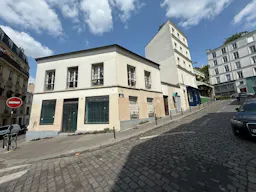 Butte Montmartre - immeuble atypique et charmant - excellente visibilté et flux de passants constant - entre 50 et 250 m2 - Image 2
