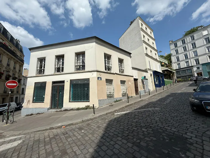 Butte Montmartre - immeuble atypique et charmant - excellente visibilté et flux de passants constant - entre 50 et 250 m2 - Image 2