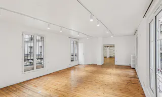 Contemporary Showroom in Le Marais - Image 11