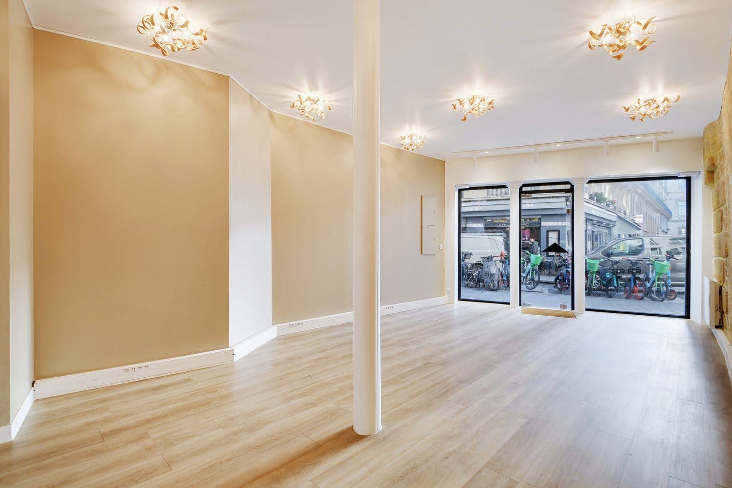 Boutique for Rent on Rue Saint-Honoré, Paris