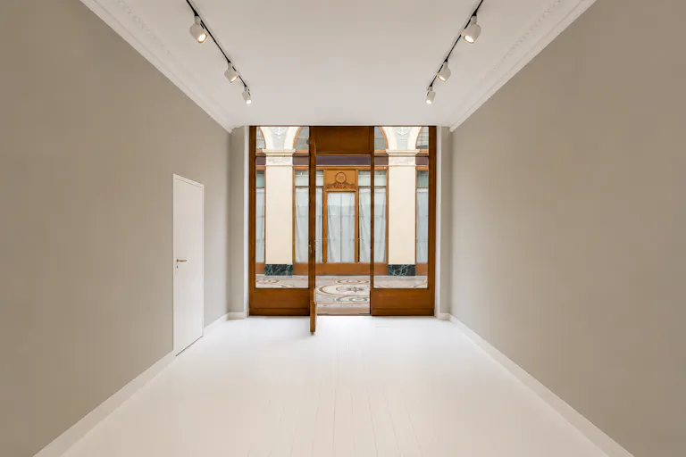 Showroom in Palais Royal (1 arcade + 2 floors) - Image 2
