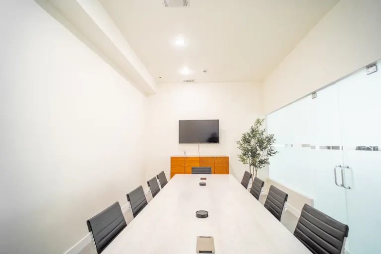 Melrose Fairfax District Minimalist Daylight Photo Video Pop-Up Studio Space with Modern Minimalist Furnishings and Backdrops - Image 3