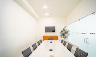 Melrose Fairfax District Minimalist Daylight Photo Video Pop-Up Studio Space with Modern Minimalist Furnishings and Backdrops - Image 3