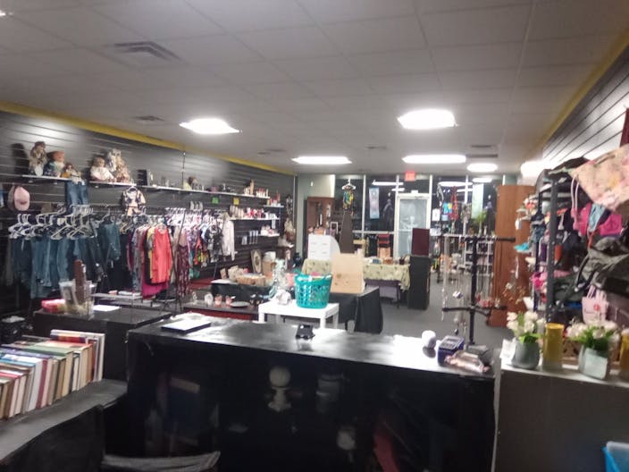 Space in a storefront that has several other vendors-North Fort-Wayne Indiana - Image 1