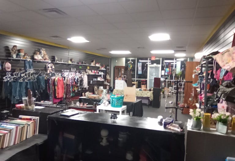 Space in a storefront that has several other vendors-North Fort-Wayne Indiana - Image 1